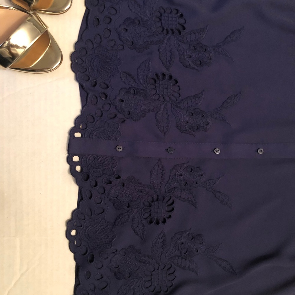 🌸 3 for $12 Navy sleeveless blouse with buttons. - Picture 5 of 8